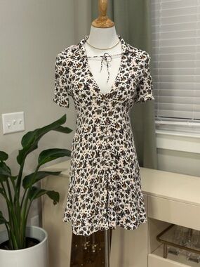 Floral Short Sleeve V-Neck Dress in Cream and Black